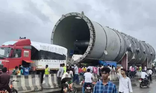 चंदौली से गुजरा 308 पहियों वाला विशाल ट्रक, बेल्जियम से चीनी मिल का उपकरण लेकर बलरामपुर रवाना चंदौली से गुजरा 308 पहियों वाला विशाल ट्रक, बेल्जियम से चीनी मिल का उपकरण लेकर बलरामपुर रवाना