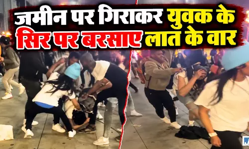सरेआम युवक पर बरसते रहे लात-घूंसे तमाशबीन बने लोग, वीडियो वायरल सरेआम युवक पर बरसते रहे लात-घूंसे तमाशबीन बने लोग, वीडियो वायरल