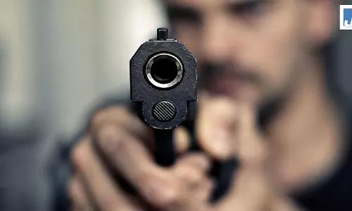 मॉल में ताबड़तोड़ फायरिंग, 10 से 15 राउंड चली गोलियां, तीन युवक घायल मॉल में ताबड़तोड़ फायरिंग, 10 से 15 राउंड चली गोलियां, तीन युवक घायल