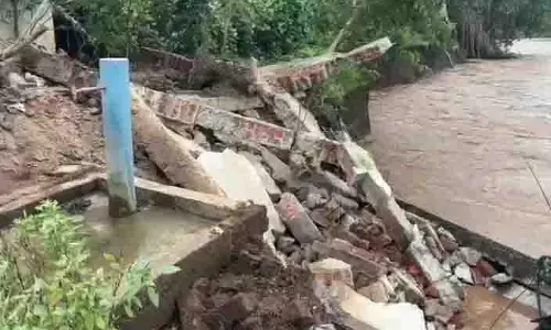 शंकरी नदी के तेज बहाव में ढहा प्रधानमंत्री आवास