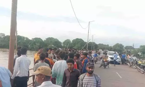 महानदी में बहकर आई शराब की बोतलें, पकड़ने के लिए पुल पर जुटी भीड़
