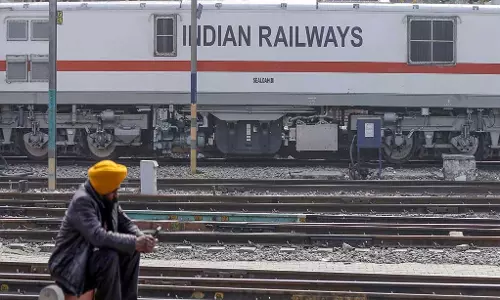 दुरंतो एक्सप्रेस पर पत्थरबाजी से हड़कंप