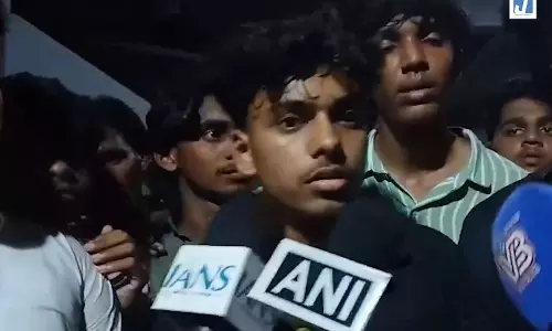 कार्यक्रम के दौरान पुरानी इमारत की दीवार गिरी, बालकनी के पास जमा थी छात्रों की भीड़ कार्यक्रम के दौरान पुरानी इमारत की दीवार गिरी, बालकनी के पास जमा थी छात्रों की भीड़