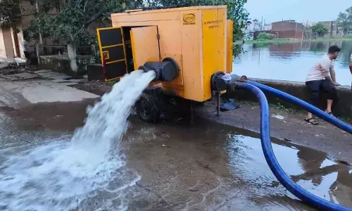तीनतरिया तालाब का ओवरफ्लो चोक साफ, गोंदवारा में कच्चा नाला बनाकर पानी की निकासी