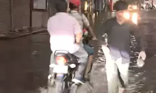 गोरखपुर में लगातार भारी बारिश से जलभराव, सड़कों पर भरा पानी