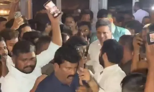 ‘द पैराडाइज’ देखने पहुंचे केटी रामाराव, BRS के वरिष्ठ विधायकों और पूर्व मंत्रियों के साथ पहुंचे थिएटर ‘द पैराडाइज’ देखने पहुंचे केटी रामाराव, BRS के वरिष्ठ विधायकों और पूर्व मंत्रियों के साथ पहुंचे थिएटर