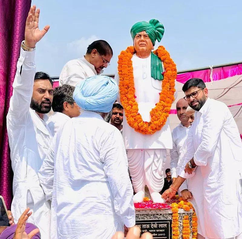 सिरसा के गाँव में जयंती पर देवी लाल की प्रतिमा का अनावरण किया गया। सिरसा के गाँव में जयंती पर देवी लाल की प्रतिमा का अनावरण किया गया।