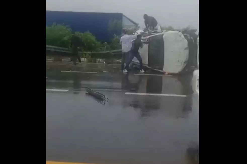 पलटी कार में फंसी 5 जिंदगियां, सिपाही दंपति ने ऐसे बचाई जान, VIDEO पलटी कार में फंसी 5 जिंदगियां, सिपाही दंपति ने ऐसे बचाई जान, VIDEO