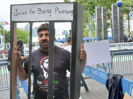 शहबाज शरीफ के संबोधन के दौरान बलूच और पश्तून कार्यकर्ताओं ने जताया विरोध, यूएन परिसर के बाहर किया प्रदर्शन शहबाज शरीफ के संबोधन के दौरान बलूच और पश्तून कार्यकर्ताओं ने जताया विरोध, यूएन परिसर के बाहर किया प्रदर्शन