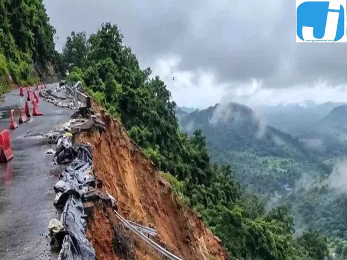 चट्टान गिरने से कलिंगा घाटी में आवाजाही ठप, प्रशासन ने बंद किया मार्ग चट्टान गिरने से कलिंगा घाटी में आवाजाही ठप, प्रशासन ने बंद किया मार्ग