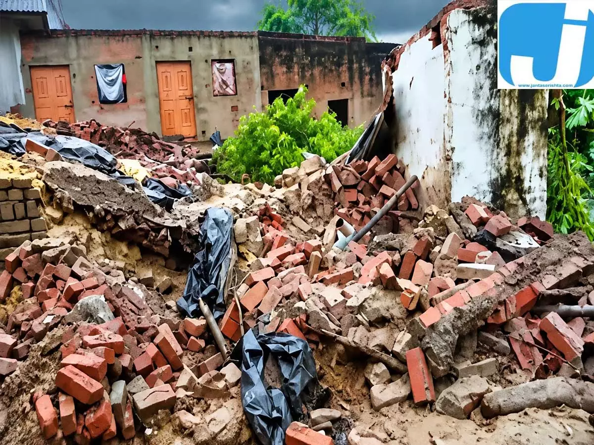 कच्चा मकान बना काल, मलबे में दबकर एक ही परिवार के 3 लोगों की मौत कच्चा मकान बना काल, मलबे में दबकर एक ही परिवार के 3 लोगों की मौत