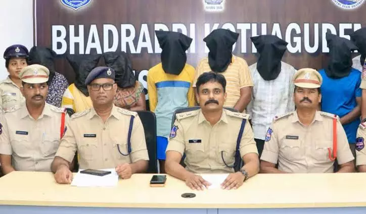 कोठागुडेम पुलिस स्टेशन के अंदर झड़प के लिए आठ गिरफ्तार कोठागुडेम पुलिस स्टेशन के अंदर झड़प के लिए आठ गिरफ्तार