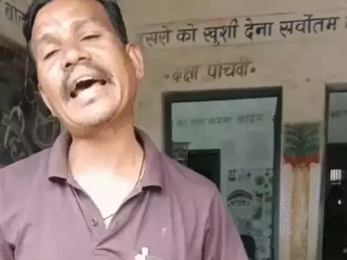नशे में स्कूल पहुंचा हेडमास्टर, बोला- जहां शिकायत करना है कर लो नशे में स्कूल पहुंचा हेडमास्टर, बोला- जहां शिकायत करना है कर लो