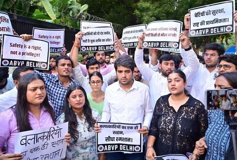 आस्था कुंज रेप के खिलाफ डीयू की छात्राओं ने मार्च निकाला आस्था कुंज रेप के खिलाफ डीयू की छात्राओं ने मार्च निकाला