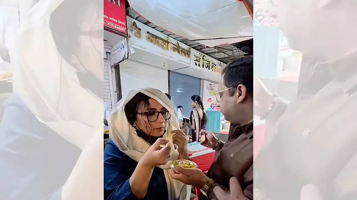 सर्राफा बाजार में स्ट्रीट फूड का लुत्फ उठाती नजर आईं दिव्या दत्ता, पहचान छिपाने के लिए लगाया मास्क सर्राफा बाजार में स्ट्रीट फूड का लुत्फ उठाती नजर आईं दिव्या दत्ता, पहचान छिपाने के लिए लगाया मास्क