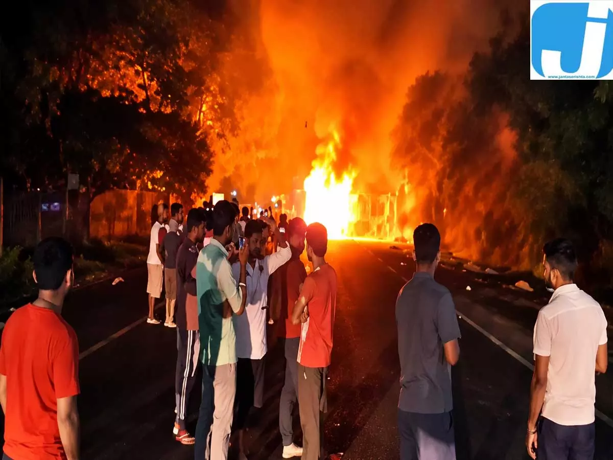 पिंडदान करने जा रहे श्रद्धालुओं की बस जलकर राख, बाल-बाल बचे 60 यात्री पिंडदान करने जा रहे श्रद्धालुओं की बस जलकर राख, बाल-बाल बचे 60 यात्री