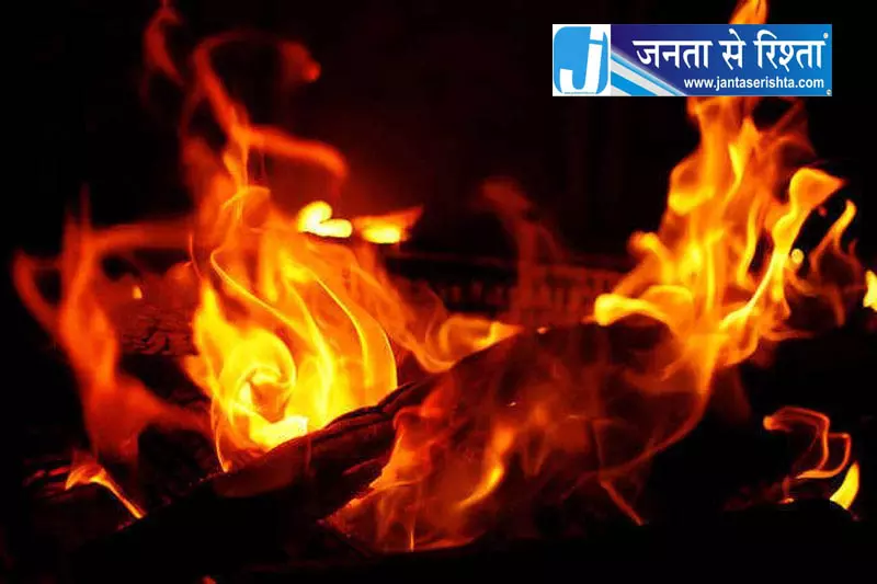 हल्दीराम आउटलेट वाली इमारत में लगी आग हल्दीराम आउटलेट वाली इमारत में लगी आग