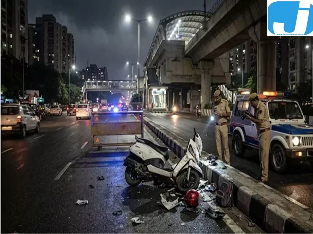 दिल्ली में सड़क हादसे के पीछे साजिश का शक, CCTV से आरोपी की तलाश दिल्ली में सड़क हादसे के पीछे साजिश का शक, CCTV से आरोपी की तलाश