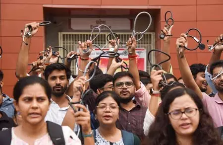 बिहार: पीएमसीएच के जूनियर डॉक्टर फिर हड़ताल पर, ओपीडी सेवा बंद बिहार: पीएमसीएच के जूनियर डॉक्टर फिर हड़ताल पर, ओपीडी सेवा बंद