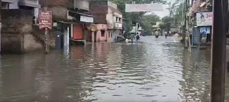 झारखंड में लगातार हो रही बारिश से जनजीवन प्रभावित, रांची और जमशेदपुर में स्कूल बंद झारखंड में लगातार हो रही बारिश से जनजीवन प्रभावित, रांची और जमशेदपुर में स्कूल बंद