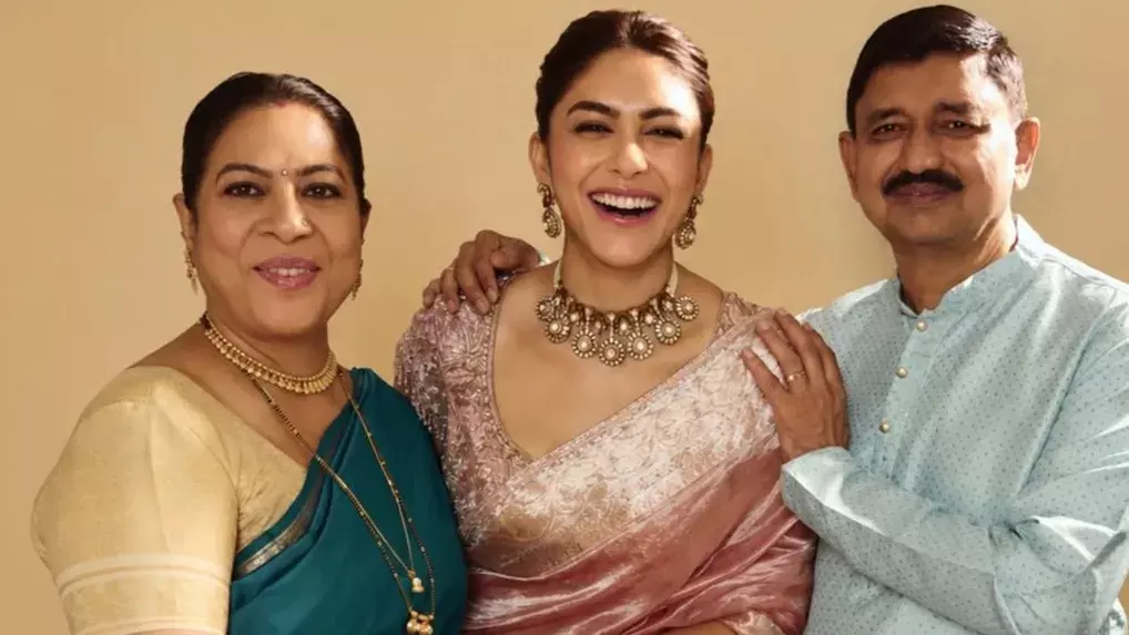 मृणाल ठाकुर ने शेयर की फैमिली फोटो, खुद को बताया प्यारी बेटी मृणाल ठाकुर ने शेयर की फैमिली फोटो, खुद को बताया प्यारी बेटी