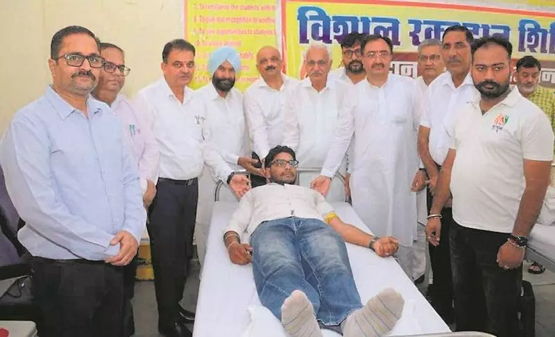 रक्तदान कर मनाई देवीलाल की जयंती रक्तदान कर मनाई देवीलाल की जयंती