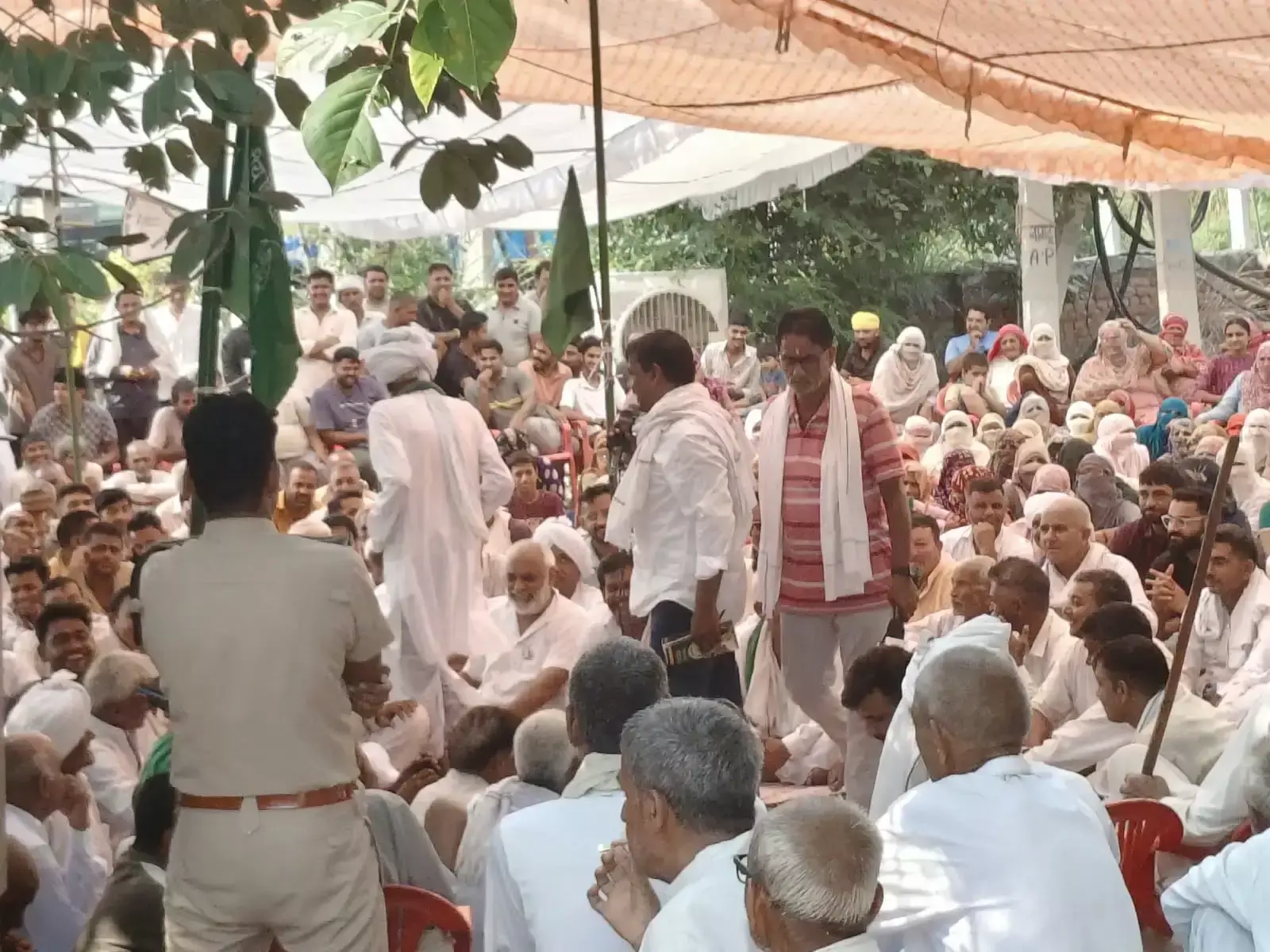 वकील से मारपीट के खिलाफ ग्रामीणों और किसानों ने दिया धरना वकील से मारपीट के खिलाफ ग्रामीणों और किसानों ने दिया धरना