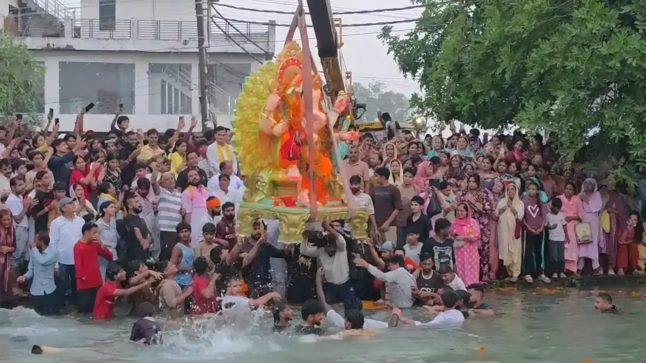गणपति बप्पा मोरया के जयकारों के बीच कठुआ में हुआ विसर्जन गणपति बप्पा मोरया के जयकारों के बीच कठुआ में हुआ विसर्जन