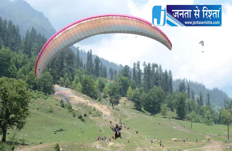 मनाली का आसमान पैराग्लाइडिंग से हुआ गुलजार मनाली का आसमान पैराग्लाइडिंग से हुआ गुलजार