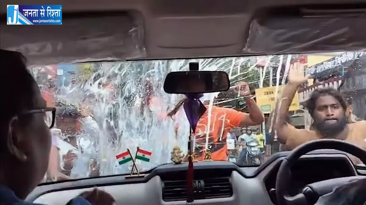 ममता बनर्जी की रैली में जा रहे TMC विधायक कुणाल घोष की कार पर अंडे-पत्थर फेंके ममता बनर्जी की रैली में जा रहे TMC विधायक कुणाल घोष की कार पर अंडे-पत्थर फेंके