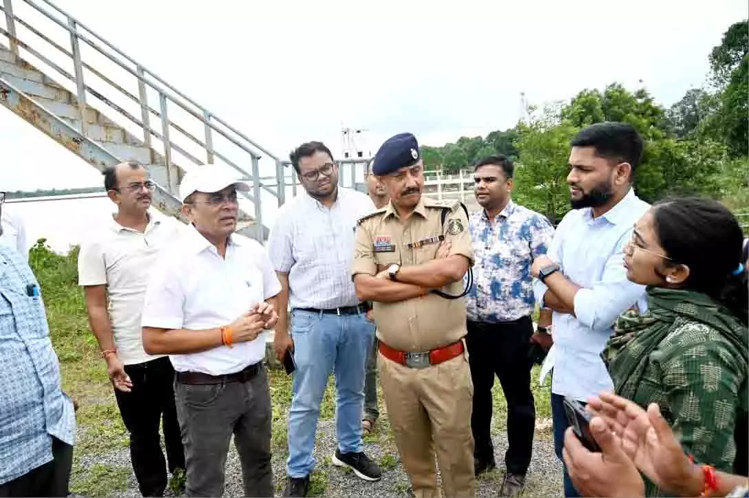 गंगरेल बांध के सभी 14 गेट खुले, महानदी के तटीय क्षेत्रों में प्रशासन अलर्ट मोड पर गंगरेल बांध के सभी 14 गेट खुले, महानदी के तटीय क्षेत्रों में प्रशासन अलर्ट मोड पर