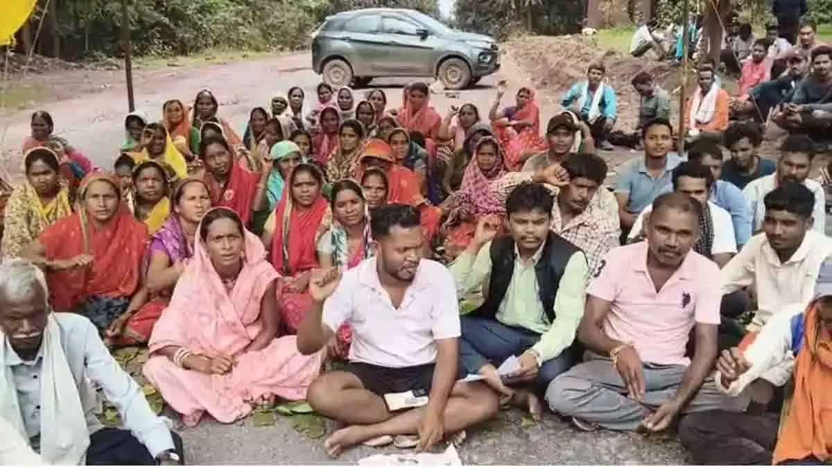 पेयजल की मांग को लेकर ग्रामीणों का अनिश्चितकालीन आंदोलन पेयजल की मांग को लेकर ग्रामीणों का अनिश्चितकालीन आंदोलन