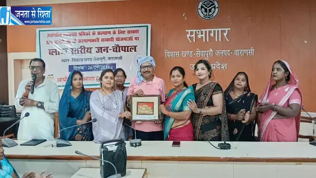 जन चौपाल में महिला श्रमिकों को मिली सरकारी योजनाओं की जानकारी जन चौपाल में महिला श्रमिकों को मिली सरकारी योजनाओं की जानकारी