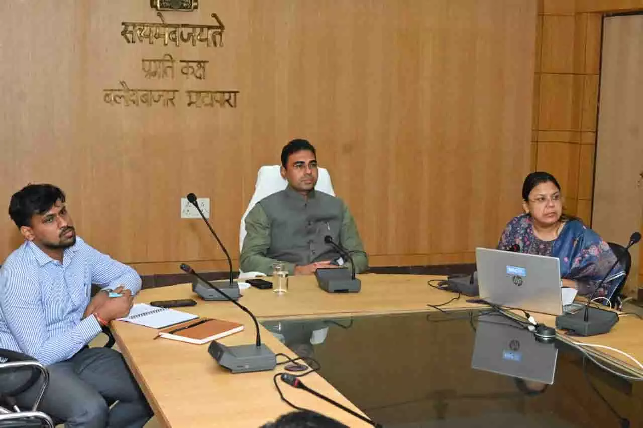 कलेक्टर ने तैयारी को लेकर की समीक्षा, अधिकारियों को दिये जरुरी निर्देश कलेक्टर ने तैयारी को लेकर की समीक्षा, अधिकारियों को दिये जरुरी निर्देश