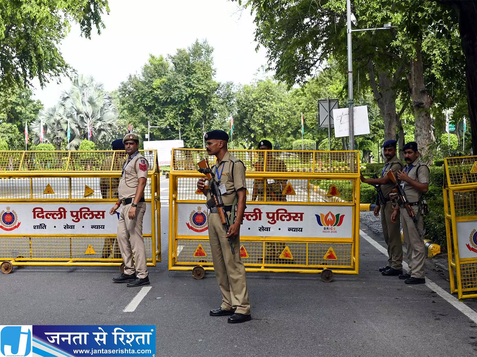 लकड़ी के बक्से में मिला कंकाल जैसा ढांचा लकड़ी के बक्से में मिला कंकाल जैसा ढांचा