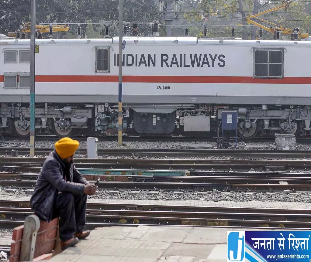 दुरंतो एक्सप्रेस पर पत्थरबाजी से हड़कंप दुरंतो एक्सप्रेस पर पत्थरबाजी से हड़कंप