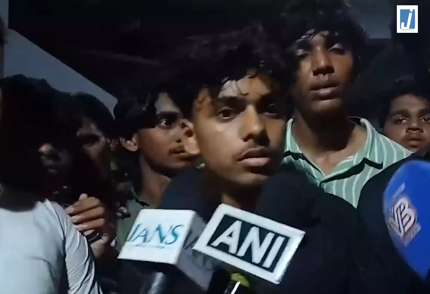 कार्यक्रम के दौरान पुरानी इमारत की दीवार गिरी, बालकनी के पास जमा थी छात्रों की भीड़ कार्यक्रम के दौरान पुरानी इमारत की दीवार गिरी, बालकनी के पास जमा थी छात्रों की भीड़