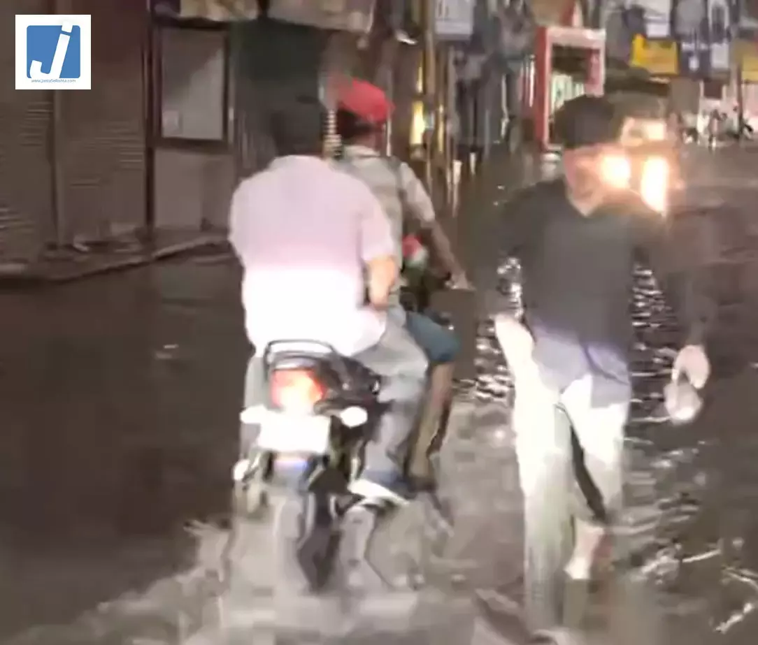 गोरखपुर में लगातार भारी बारिश से जलभराव, सड़कों पर भरा पानी गोरखपुर में लगातार भारी बारिश से जलभराव, सड़कों पर भरा पानी