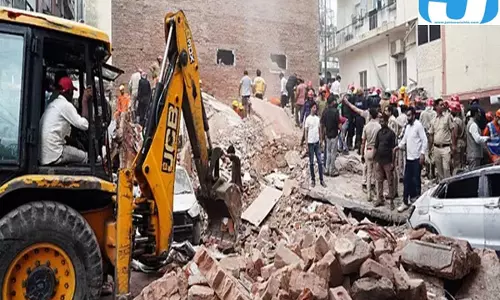 दिल्ली में अवैध पीजी पर बड़ा एक्शन, 1723 पर मंडराया बुलडोजर का खतरा दिल्ली में अवैध पीजी पर बड़ा एक्शन, 1723 पर मंडराया बुलडोजर का खतरा
