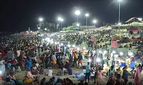 तमिलनाडु: तिरुचेंदूर सुब्रमण्य स्वामी मंदिर में उमड़ी श्रद्धालुओं की भीड़, समुद्र तट पर जलाए दीपक