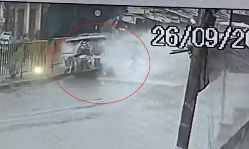 ई-रिक्शा को पीछे से Thar ने मारी टक्कर, तीन बच्चों के पिता की मौत का LIVE वीडियो...