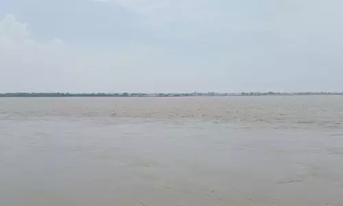 एक साल की मासूम बेटी को गोद में लेकर टोंस नदी में कूदी महिला, देर शाम तक नहीं मिला सुराग
