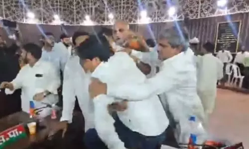 कानपुर नगर निगम सदन में जमकर हंगामा, गाली-गलौज के बाद पार्षदों में धक्का-मुक्की कानपुर नगर निगम सदन में जमकर हंगामा, गाली-गलौज के बाद पार्षदों में धक्का-मुक्की