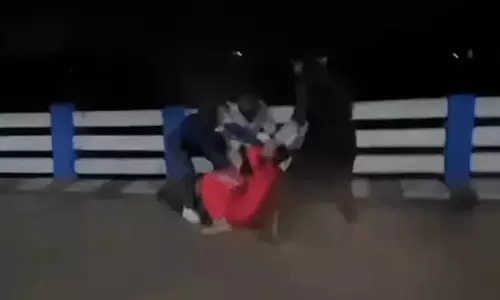लड़कियों के दो गुटों के बीच ढिशूम-ढिशूम