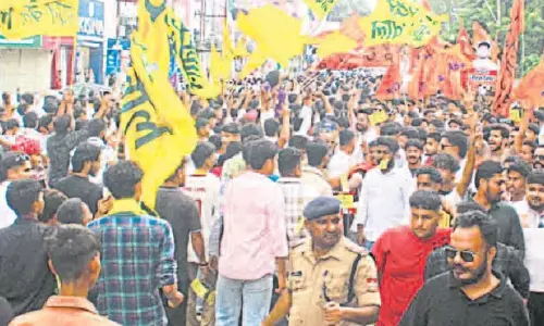 एमबीपीजी कॉलेज में नामांकन के दौरान हंगामा, पुलिस और एनएसयूआई कार्यकर्ताओं में टकराव एमबीपीजी कॉलेज में नामांकन के दौरान हंगामा, पुलिस और एनएसयूआई कार्यकर्ताओं में टकराव