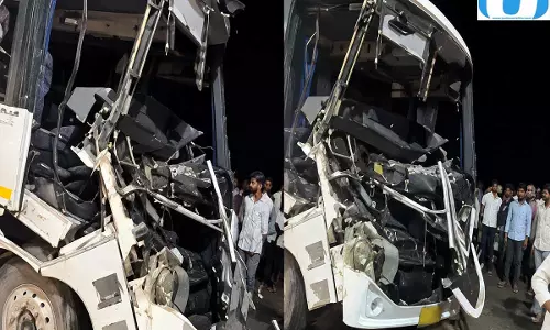 नींद की झपकी बनी हादसे की वजह ट्रक में घुसी तेज रफ्तार बस