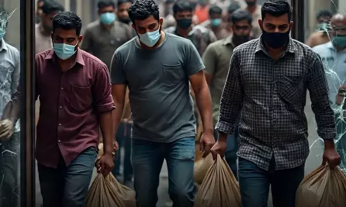 परिवार को बंधक बनाकर लाखों की डकैती परिवार को बंधक बनाकर लाखों की डकैती