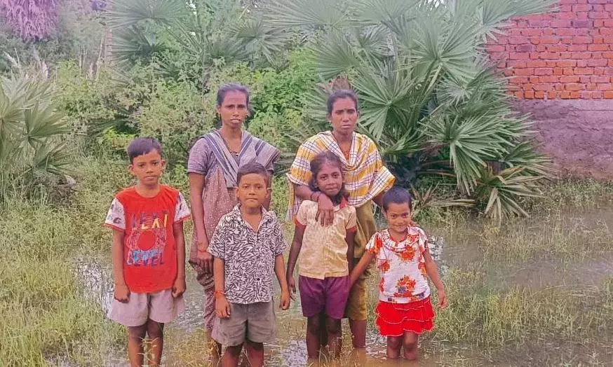 अनाकापल्ली: जगनन्ना कॉलोनी में जलभराव से जनजीवन अस्त-व्यस्त है अनाकापल्ली: जगनन्ना कॉलोनी में जलभराव से जनजीवन अस्त-व्यस्त है