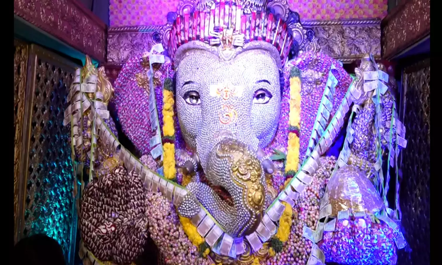 Telangana: विसर्जन के दौरान सफाई कर्मचारी कागज का कूड़ा साफ करते हैं Telangana: विसर्जन के दौरान सफाई कर्मचारी कागज का कूड़ा साफ करते हैं
