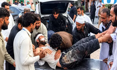 घायलों को बचाने जा रही एंबुलेंस पर बरसाईं गोलियां पाकिस्तान में दहशत घायलों को बचाने जा रही एंबुलेंस पर बरसाईं गोलियां पाकिस्तान में दहशत
